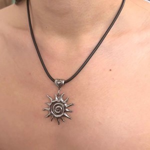 Collier pendentif soleil en forme de cœur en acier titane avec cordon en cuir, style vintage vieilli, bijoux de mode unisexe pour femme, pour le quotidien - Product Image 2