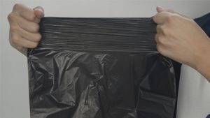 Sacs à ordures industriels noirs robustes en plastique recyclé PE pour entrepreneur en construction - Product Image 2