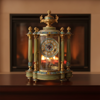 Horloge mécanique antique chinoise en bronze, avec figurine de pot à fleurs et architecture cloisonnée, affichant les heures et les demi-heures.
