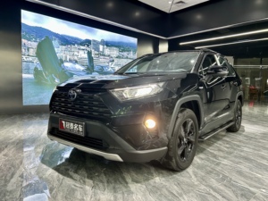 Toyota <span class=keywords><strong>RAV4</strong></span> Hybride SUV 4 <span class=keywords><strong>portes</strong></span> 2022 d'<span class=keywords><strong>occasion</strong></span> avec sièges en cuir, pneus R17, intérieur foncé, conduite à gauche, livraison rapide - Product Image 1
