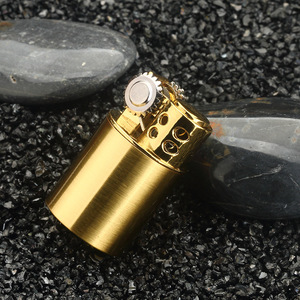 ไฟแช็ค JOFI Fire Level 900 Mini Grinder แบบเติมแก๊สโพรเพน รุ่นคลาสสิค สีทองดำ กันลม พกพาสะดวก เหมาะสำหรับเดินทาง ของขวัญ ขนาดกะทัดรัด ทำจากโลหะ - Product Image 2