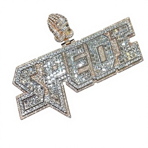 Colgante de Letra SPEED de Plata 925 con Moissanita, Corte Esmeralda, Cristal Micro Pavimentado y Manos en Oración - Product Image 1