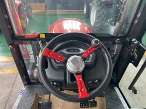 Tractor agrícola rojo 4x4 de 50HP con transmisión de engranajes, equipado con cabina de lujo y alto nivel de seguridad, adecuado para la producción agrícola. - Product Image 6
