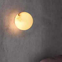 Applique murale moderne à 1 lumière avec base en laiton et globe en albâtre naturel minimaliste pour salon et chambre