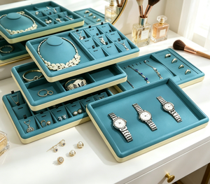 Plateaux de présentation de bijoux en velours bleu sarcelle avec bords beiges, organisateur multi-compartiments pour colliers, bagues, montres et bracelets - Product Image 4