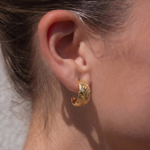 Boucles d'oreilles créoles Jeding originales en acier inoxydable plaqué or 18 carats, motif floral sculpté avec zircon, design de niche, ne ternissent pas, pour le marché international - Product Image 3