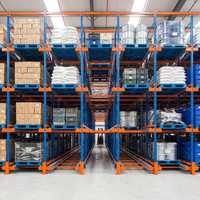 Système de navette à palettes industriel utilisant des rayonnages à navettes pour la distribution logistique en entrepôt à usage intensif