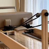 Mayorista Reformer de Pilates Comercial de Madera de Arce Beige para Mujeres, Máquina de Yoga con Correderas de Resorte Alemanas y Corrector de Columna, Popular para Estudios de Yoga