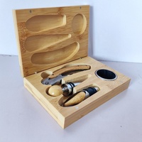 Coffret de Luxe en Bambou Gravé pour Outils à Vin avec Ouvre-Bouteille, Bec Verseur et Bouchon à Poignée Métallique – Cadeau d'Affaires ou de Mariage OEM