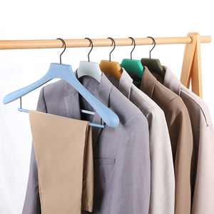 ไม้แขวนเสื้อสูทไม้แท้เคลือบยางทรงกลม ดีไซน์หรูหราสำหรับร้านเสื้อผ้าบูติก ไม้แขวนเสื้อคุณภาพสูงหลากสี - Product Image 6