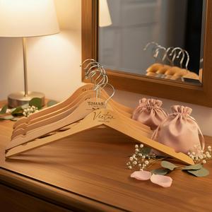 Cintres en bois pour mariée, cintres à vêtements de mariage gravés sur mesure avec encoches, cadeaux élégants pour la fête nuptiale - Product Image 5