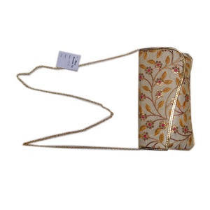 Pochette fantaisie de couleur dorée et crème avec chaîne et broderie pour fête - Product Image 2