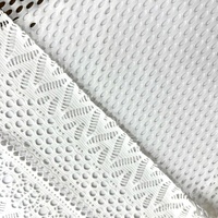 Tissu en dentelle douce de couleur blanc cassé