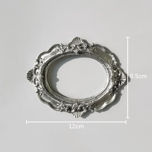 In China Hergestellter Goldener Vintage-Relief-Harz-Bilderrahmen, Klein, Rund oder Quadratisch, als Fotorequisite - Product Image 6