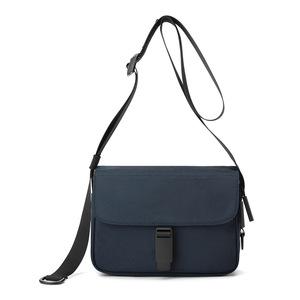 Sac bandoulière croisé personnalisé avec logo, en cuir PU végétalien imperméable, de qualité supérieure, avec rabat et boucle, pour hommes et femmes - Product Image 4