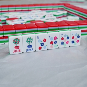 Jeu de tuiles de mahjong en acrylique portable de luxe rouge personnalisé 160 pièces avec motif chien, style américain 4 couches pour divertissement familial - Product Image 3