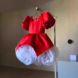 Robes de soirée en tissu satiné avec embellissements en perles, manches bouffantes, jupe à volants, silhouette mini-robe - Product Image 5