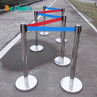 Poteau de guidage rétractable en acier inoxydable poli miroir multicolore pour hôtels, banques et expositions, avec sangle de sécurité pour la gestion des foules