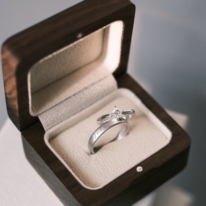 Anello di Fidanzamento di Lusso su Misura in Oro Massiccio 18K con Diamante Coltivato in Laboratorio - Set di Gioielli <span class=keywords><strong>Artigianali</strong></span> Colore D Purezza VVS - Product Image 3