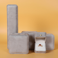 SIFOO Coffret à bijoux rond de haute qualité avec boîte cadeau décorée de perles, collier, bracelet, bague, boîte à bijoux en velours gris