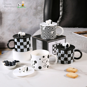 Taza de Cerámica con Diseño de Tablero de Ajedrez Blanco y Negro de Snoopy, con Tapa con Figura de Snoopy, Taza de Café para Parejas con Tapas de Muñecas, <span class=keywords><strong>Caja</strong></span> de Regalo - Product Image 1
