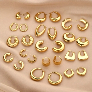 अनुकूलन योग्य महिलाओं 18k सोने की प्लेटेड स्टेनलेस स्टील हुगी इयररिंग्स हाइपोएलर्जेनिक गहने स्क्रू-आकार हूप ईयररिंग्स - Product Image 1