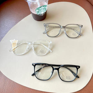 Gafas de Sol Cuadradas para Mujer Qianai, Lentes de PC con Protección Anti Luz Azul, Montura Completa con Remaches de Puntos, Estilo Coreano O3 30212 - Product Image 3