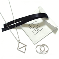 Petite pochette à rabat en velours suédé blanc avec nœud en ruban et logo personnalisé imprimé