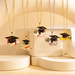 Collier Jietao en acier inoxydable hypoallergénique plaqué or 18 carats avec pendentif émail chapeau de diplômé et bouquet, cadeau pour étudiants - Product Image 1