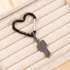Porte-clés de voiture en alliage de qualité d'usine, zircon brillant, luxe léger, rouge et noir, pendentif Billie Eilish, cadeaux pour femmes - Product Image 5