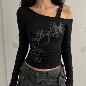 Haut asymétrique à manches longues léger et ajusté avec imprimé papillon foncé, col asymétrique et bretelles métalliques – Style Hot Girl unique - Product Image 5