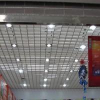 Modèles explosifs de plafonds en treillis métallique créant des designs de plafonds à grille ouverte, plafonds à cellules ouvertes