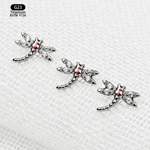 Boucles d'oreilles en titane en forme de libellule avec incrustation de zircon 5A G23 ASTM F136 pour piercing du cartilage de l'oreille - Product Image 3