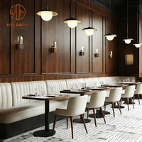 Mobilier de restaurant en bois pour café et bar : banquette, table et chaises, canapé, banc de banquette