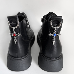 Fibbia per <span class=keywords><strong>Scarpe</strong></span> in Lega di Zinco con Strass Rossi e Blu a Forma di Ali di Demone, Stile Punk, Versatile per Stivali Martin - Product Image 1