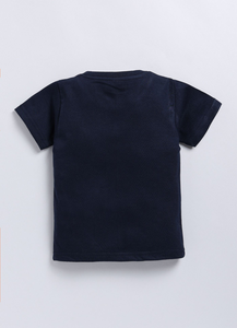 T-shirt régulier en pur coton imprimé pour garçons, couleur bleu marine, avec impression graphique cool de fusée spatiale et de planète, t-shirt doux - Product Image 2