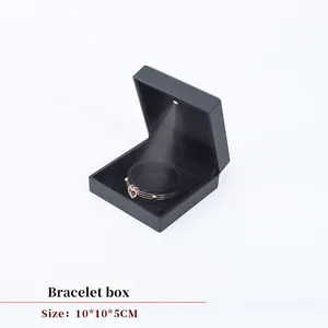 Vente en gros de boîte d'emballage de bijoux collier bracelet en velours avec logo personnalisé avec éclairage boîte à bijoux bague boucles d'oreilles led en plastique noir