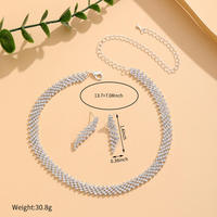Conjunto de Joyería de Lujo Ligero y Romántico de Tres Piezas: Collar, Pendientes y Pulsera de Aleación con Cadenas Finas para Regalo de Boda