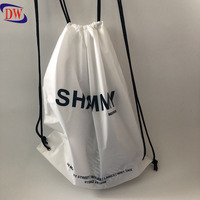 Écologique Personnaliser logo Imprimé 100mic D'épaisseur Pe En Plastique Cordon Sac À Dos Jeans Porter L'emballage De Transport Sac En Plastique