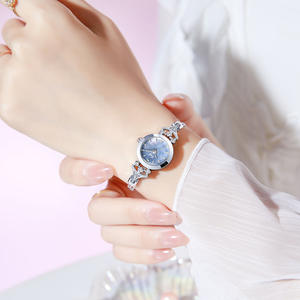 Reloj de Mujer Exquisito para Regalo de Navidad, Estilo Ligero y Lujoso, con Brazalete de Nácar y Movimiento de Cuarzo - Product Image 6