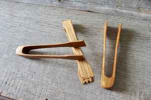 Pinces en bois pour la cuisine, le service, la grillade et la manipulation des aliments, fabriquées à la main à partir de bois naturel durable, conçues pour un usage quotidien - Product Image 2