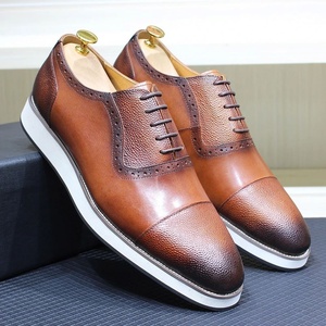 รองเท้าหนังแท้สำหรับผู้ชายแบบ Oxford หัวปิด แต่งลาย Brogue แบบผูกเชือก ขัดเงาด้วยมือ สองสี รองเท้าลำลองแบบมีเชือกผูก พื้นยางหนา - Product Image 2