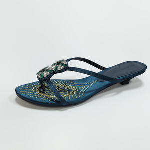 Sandalias de tacón <span class=keywords><strong>bajo</strong></span> tipo mule de satén azul pavo real con adornos de diamantes de imitación esmeralda y detalles dorados para mujer, ideales para banquetes. - Product Image 3