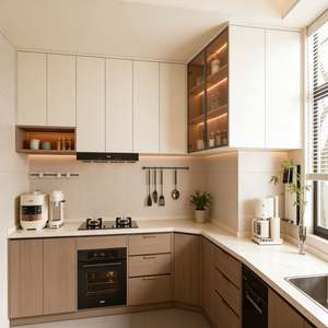 Cocina de Isla Moderna y Lujosa Personalizada de Balom con Gabinetes Blancos Crema, Textura de Madera Clara y Diseño de Electrodomésticos Integrados - Product Image 4