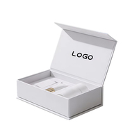 Boîte cadeau de luxe rigide à couvercle magnétique, structure en carton couleur personnalisable avec logo, pour présentation haut de gamme de bijoux et vêtements en magasin.