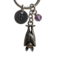 Porte-clés personnalisé en forme de chauve-souris avec initiale F, en métal argenté antique, breloque animale gothique, cadeau d'anniversaire fantaisie