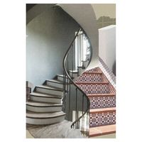 Escalier intérieur courbé Prima avec marches en bois et garde-corps en verre, escalier sur mesure pour villas modernes