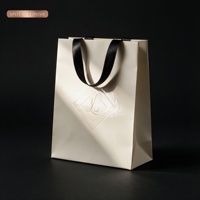Sac cadeau personnalisé en papier couché de petite taille, finition brillante UV sélective, poignée en ruban satiné, logo imprimé, qualité de luxe, emballage recyclable