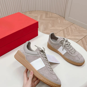 Zapatillas Bajas de Gamuza Gris Claro con Raya Blanca y Suela de Goma para Hombre y Mujer - Product Image 1