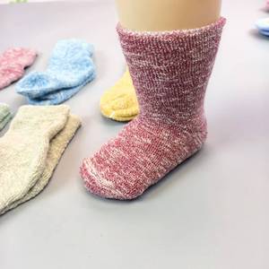 <span class=keywords><strong>Lot</strong></span> de liquidation de chaussettes en stock d'usine pour enfants et bébés, en tissu éponge épais tricoté, chaudes pour l'automne et l'hiver, absorbantes, avec design entièrement en éponge. - Product Image 2